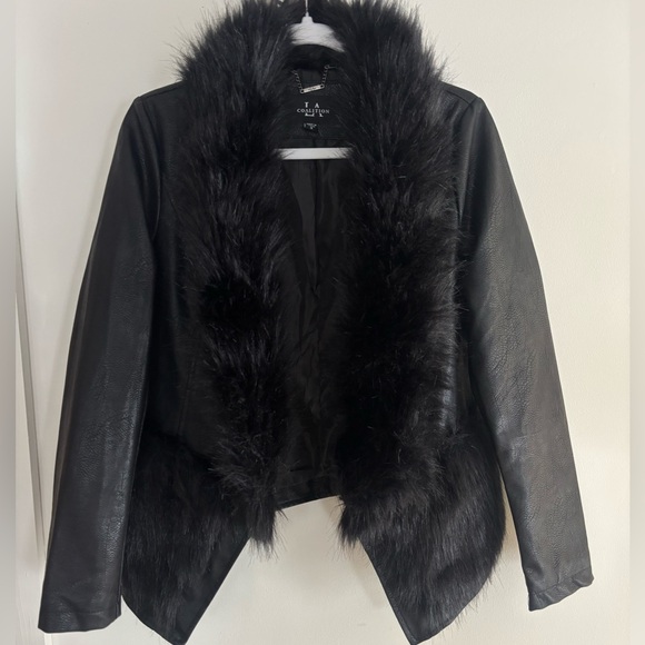 La Coalition Jackets & Blazers - TA Coalition Black Faux Leather Jacket w/ Luxe Faux Fur Collar | Y2K Glam Size S